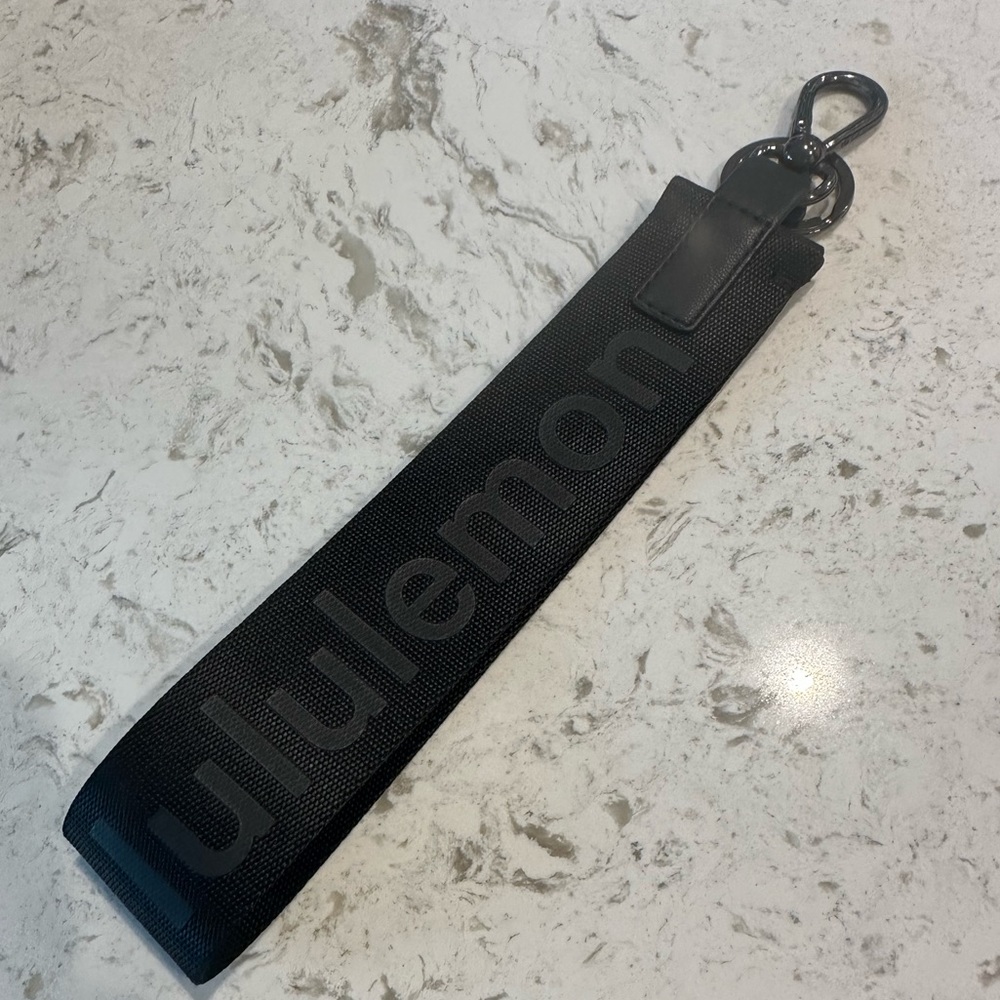All Black Never Lost Keychain - LuLu Lemon